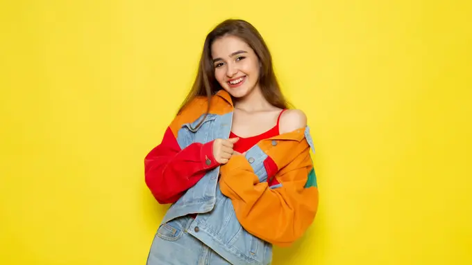 Kepribadian di Balik Orang Berpakaian dengan Warna Terang, Fakta yang Jarang Diketahui! (Foto: Freepik/KamranAydinov)