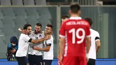 Gelandang Italia, Francesco Caputo (tengah) melakukan selebrasi setelah mencetak gol selama pertandingan persahabatan melawan Moldova di stadion Artemio-Franchi di Florence, Tuscany (7/10/2020). Italia menang besar 6-0 atas Moldova. (AFP/Isabella Bonotto)