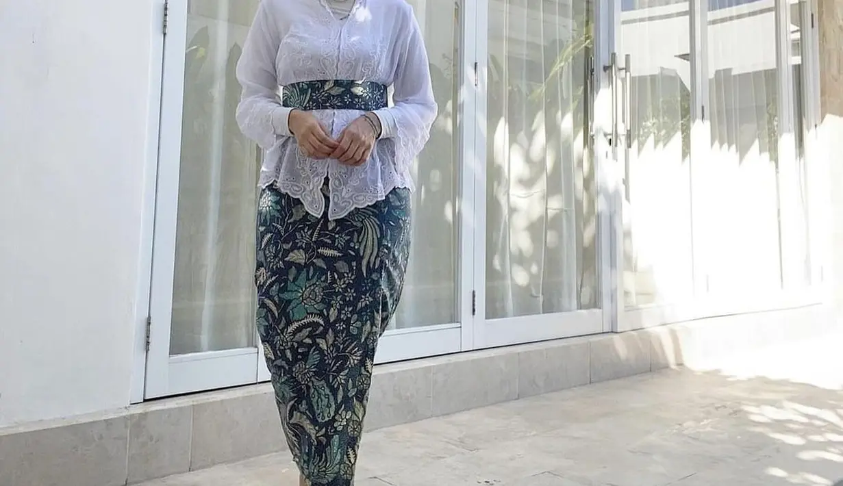 Penampilan anggun lainnya saat Zee Zee Shahab berwastra. Ia memadukan kebaya putih dengan kain batik biru tua bercorak floral sebagai rok dan belt. [Foto: Instagram/zeezeeshahab]