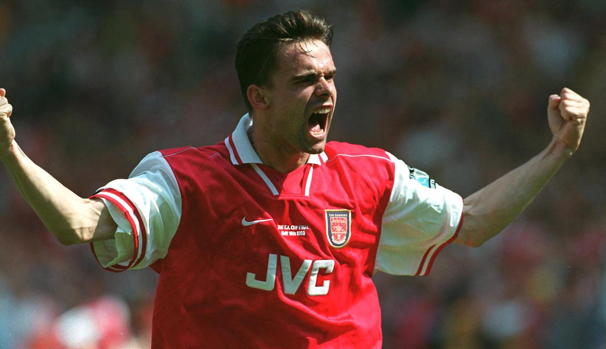 Selebrasi sayap kiri Arsenal, Marc Overmars setelah mencetak gol ke gawang Newcastle United pada laga final Piala FA 1997/1998 di Wembley Stadium, London (16/5/1998). Marc Overmars didatangkan Arsenal dari Ajax Amsterdam pada awal musim 1997/1998 dengan nilai transfer sebesar 7,5 juta euro. Bertahan selama 3 musim hingga akhir musim 1999/2000, ia total bermain dalam 137 laga dengan torehan 38 gol dan 31 assist. (AFP/Paul Vicente)