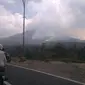 Kebakaran di sisi barat daya Gunung Merapi, pantauan dari Pos GA Jrakah Selo, Boyolali, Jawa Tengah, Minggu (1/11/2015). (Twitter/@JogjaUpdate/@yulia_angelina)