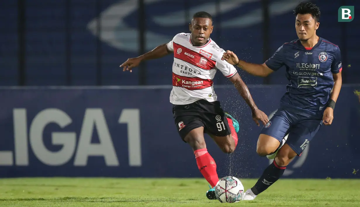 Kendali permainan masih dipegang Madura United. Peluang kembali didapat lewat aksi individu David Laly. (Bola.com/Bagaskara Lazuardi)