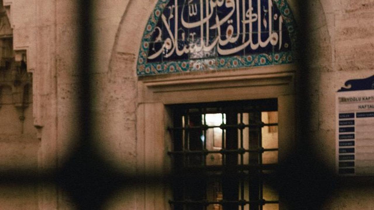 Doa Tahiyat Akhir Latin dan Artinya, Perhatikan Lafal yang Benar