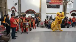 Atraksi barongsai menghibur penumpang di Stasiun Tawang, Semarang, Jawa Tengah, Sabtu (25/1/2020). Atraksi barongsai dari Putra Mataram menghibur para pengguna jasa kereta api dalam memeriahkan perayaan Tahun Baru Imlek 2571. (Liputan6.com/Gholib)