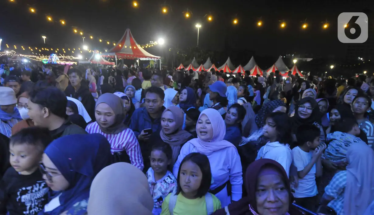 Berbagai kemeriahan rangkaian acara Malam Jaya Raya dinikmati warga Jakarta. (merdeka.com/Imam Buhori)