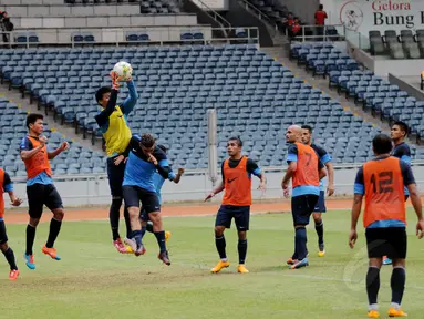 Timnas Indonesia mulai mematangkan strategi dalam sesi latihan di Stadion GBK Jakarta, Kamis (13/11/2014). (Liputan6.com/Helmi Fithriansyah)