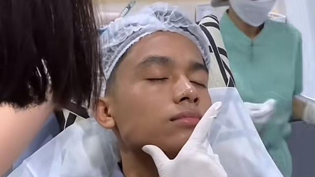 Betrand Peto, anak angkat Ruben Onsu dan Sarwendah belum lama ini melakukan perawatan filler dagu. (Dok: TikTok @user2428652499653)
