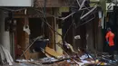 Kerusakan terlihat di lokasi ledakan yang terjadi di kawasan ruko Grand Wijaya, Kebayoran Baru, Jakarta , Kamis (12/7). Meski tidak menyebabkan korban jiwa ledakan ini menyebabkan dua orang mengalami luka-luka.  (Merdeka.com/Imam Buhori)