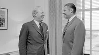 Edward Heath melakukan pertemuan di Pentagon bersama US Secretary of Defense Robert McNamara pada tahun 1966 (Wikipedia/Public Domain)