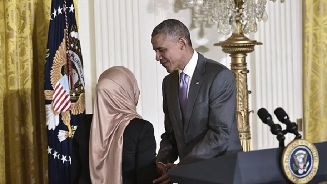 Presiden Obama menyalami Aisha Osman, remaja yang pernah mengiriminya surat dalam resepsi perayaan Idul Fitri di Gedung Putih