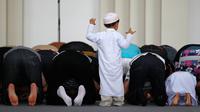 Ada saja tingkah anak kecil yang bikin gemas ketika salat berjamaah di masjid atau mushola.
