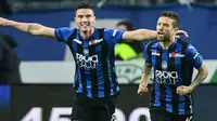 Penyerang Atalanta, Alejandro Gomez, dan bek Robin Gosens, melakukan selebrasi pada sebuah laga Serie A 2018-2019. (AFP/Miguel Medina)