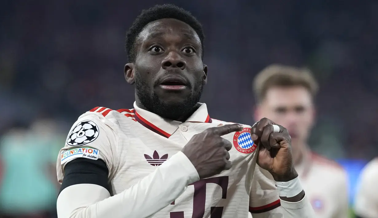 Pemain Bayern Munchen, Alphonso Davies menunjuk logo timnya saat merayakan gol kemenangan timnya ke gawang Celtic dalam laga leg 2 babak play off Liga Champions 2024/2025 di Allianz Arena, Munchen, Jerman, Rabu (19/02/2025) WIB. (AP Photo/Matthias Schrader)