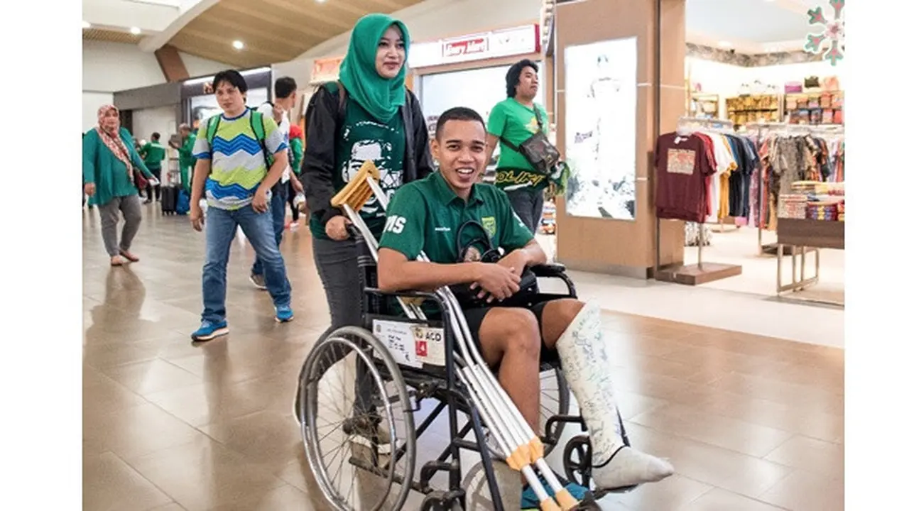 6 Momen Mesra Gelandang Persebaya Misbakus Solikin Bareng istri