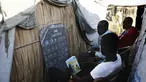 Para pengungsi Sudan Selatan mengikuti pelajaran membaca di kamp UNHCR al-Algaya di negara bagian Nil Putih Sudan, selatan Khartoum, (17/5). Tahun ini Lebih dari 95.000 orang Sudan Selatan telah mengungsi. (AFP Photo/Ashraf Shazly)