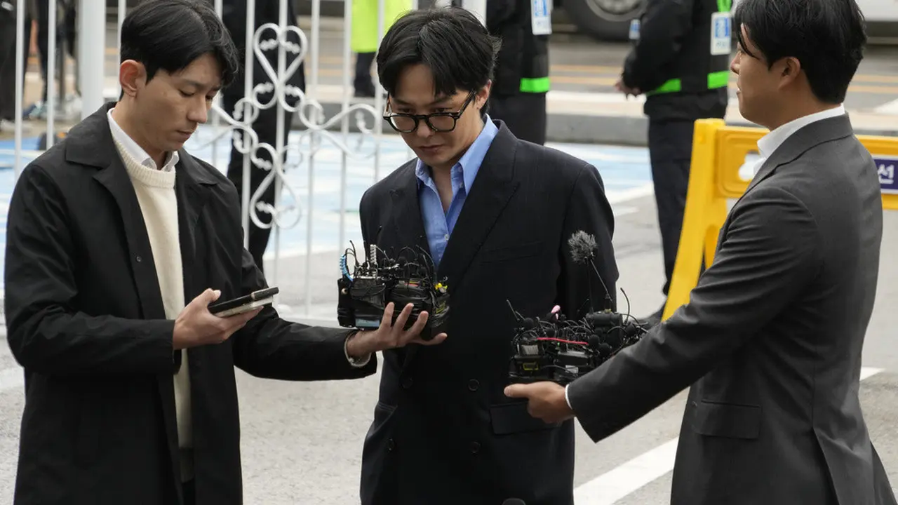 G-Dragon Bigbang tiba di kantor polisi Nonhyeon, Incheon, Korea Selatan pada Senin 6 November 2023. (AP Photo/Ahn Young-joon)