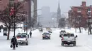 Aktivitas warga setelah badai salju ekstrem di sekitar Main St., Buffalo, New York, Amerika Serikat, 26 Desember 2022. Cuaca ekstrem membuat angka kematian meningkat di seluruh Amerika Serikat selama beberapa hari. (AP Photo/Craig Ruttle)