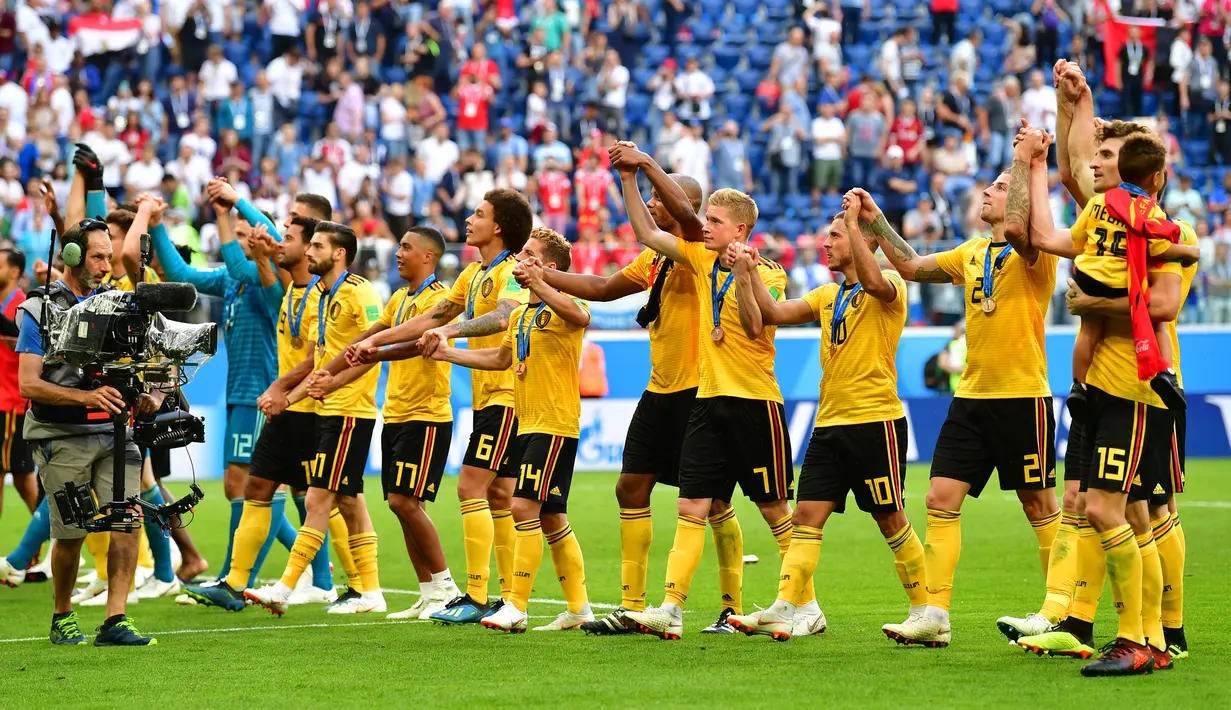 Para peman timnas Belgia menyapa para suporter usai melawan Inggris pada pertandingan memperebutkan juara tiga Piala Dunia 2018 di Stadion St. Petersburg di St. Petersburg, Rusia, (14/7). Belgia menang 2-0 atas Inggris. (AFP Photo/Giuseppe Cacace)