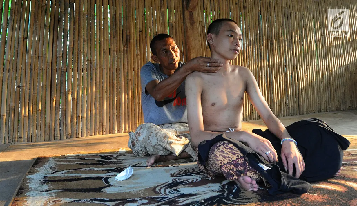 Santri mantan pecandu narkoba saling memijat di Pesantren Rehabilitasi Narkoba Hikmah Syahadah, Pasir Nangka, Tigaraksa, Tangerang, Rabu (4/9/2019). Sekitar 50 santri yang umumnya mantan pecandu narkoba menjalani terapi penyembuhan di pesantren ini. (merdeka.com/Arie Basuki)