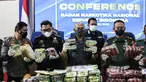 Deputi Pemberantasan BNN RI Irjen Pol Kenedy (tengah) menunjukkan barang bukti saat rilis pengungkapan kasus tindak pidana narkotika di Gedung BNN, Jakarta, Kamis (14/7/2022). BNN berhasil mengungkap sebelas kasus tindak pidana narkotika selama periode Juni-Juli 2022 dengan barang bukti narkotika mencapai tiga kuintal. (Liputan6.com/Faizal Fanani)