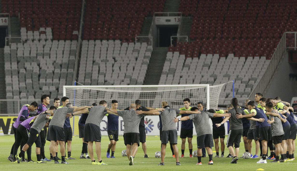 Pemain Ceres-Negros saat sesi latihan jelang laga Piala AFC di SUGBK, Jakarta, Senin (22/4). Ceres-Negros akan berhadapan dengan Persija Jakarta. (Bola.com/M Iqbal Ichsan)