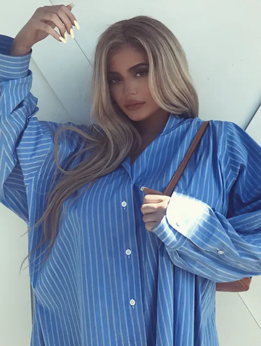 Kehamilan Kylie ini ternyata berdampak terhadap pola hidup yang terjadi pada keluarga Kardashian yang lainnya. Kabar tak sedap semakin hinggap di keluarga yang penuh sensasi tersebut. (Instagram/Kyliejenner)