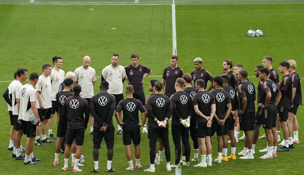 Pelatih Jerman, Rudi Voeller, memberikan arahan kepada anak asuhnya saat mengikuti sesi latihan jelang laga melawan Prncis pada laga uji coba di Stadion Signal Iduna Park, Jerman, Senin (11/9/2023). (AP Photo/Martin Meissner)