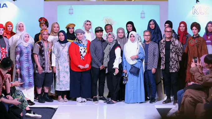[Bintang] Hiasi FIMELA Fuchsia Market, Lihat Parade Fashion Desainer Modest yang Penuh Motif
