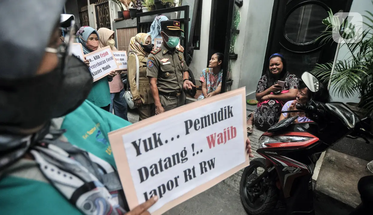 <p>Petugas Satpol PP bersama Ibu Pembinaan Kesejahteraan Keluarga (PKK) mendata warga saat Operasi Yustisi di RW 01 Kelurahan Sunter Agung, Tanjung Priok, Jakarta Utara, Selasa (10/5/2022). Operasi Yustisi tersebut bertujuan mendata pendatang baru pasca Lebaran sekaligus mengimbau masyarakat untuk melengkapi dosis vaksin guna mencegah penyebaran klaster mudik. (merdeka.com/Iqbal S. Nugroho)</p>