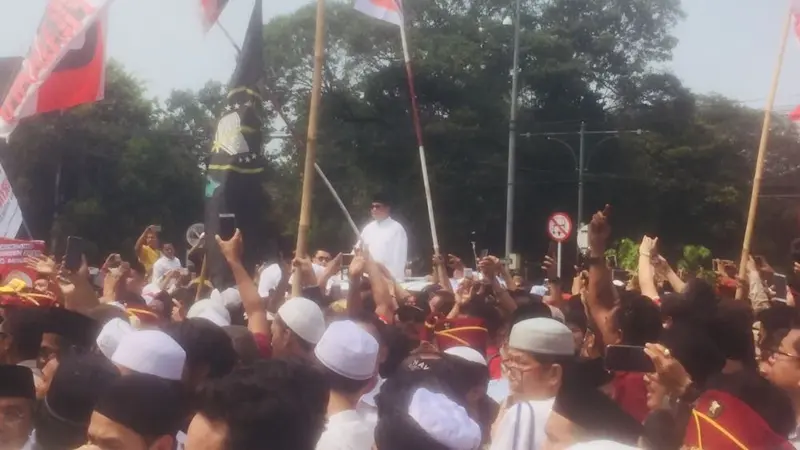 Prabowo diarak menuju Gedung KPU. (Liputan6.com/Delvira Hutabarat)