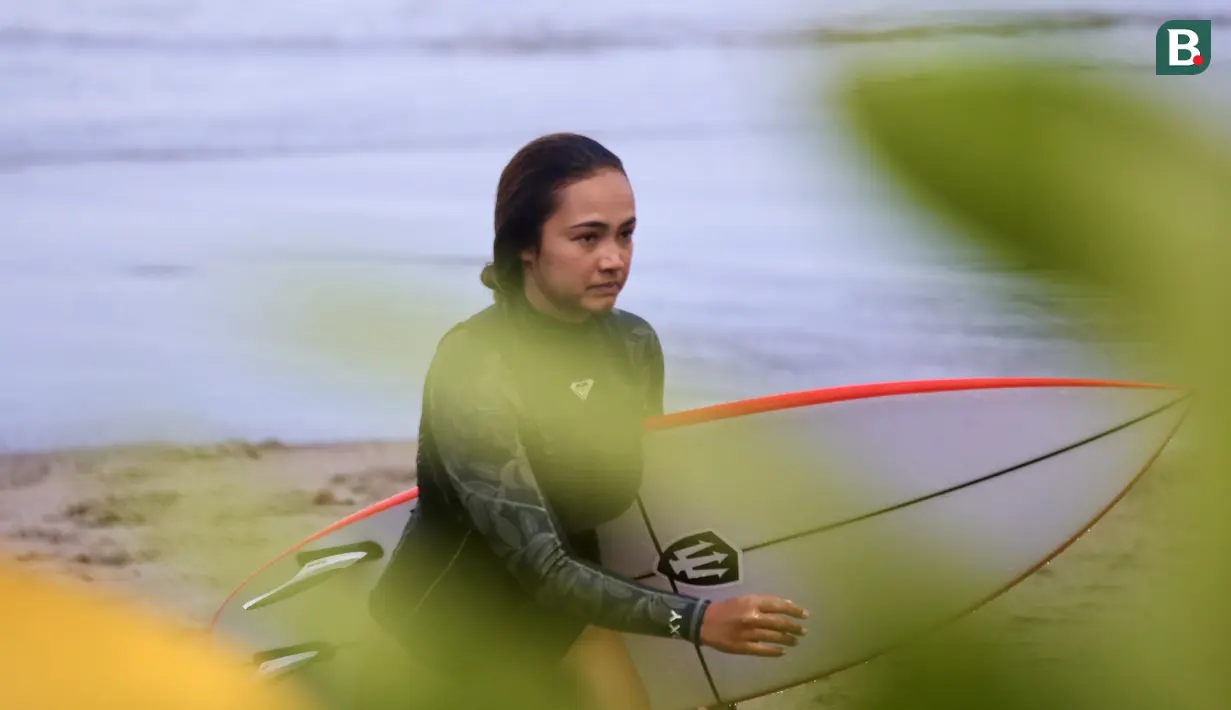 Atlet Timnas Surfing Indonesia, Jasmine Studer, berlatih di Pantai Berawa, Kuta Utara, Selasa (15/9/2026), sebagai bagian dari persiapan menghadapi Asian Games 2026 di Aichi-Nagoya, Jepang. Jasmine menjalani persiapan intensif sebelum tampil pada ajang tersebut. (Bola.com/Alit Binawan)