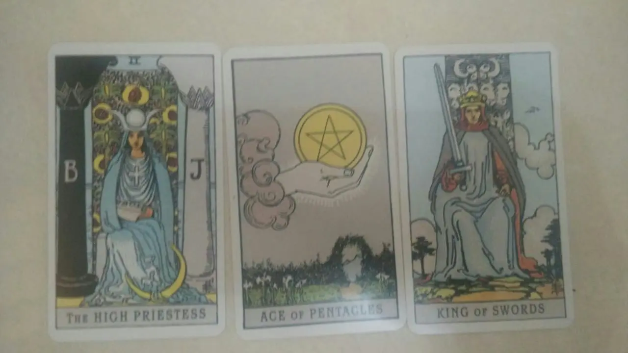 Tebaran kartu tarot hari ini oleh Lidia Pratiwi. (Sumber foto: Lidia Pratiwi/Bintang.com)