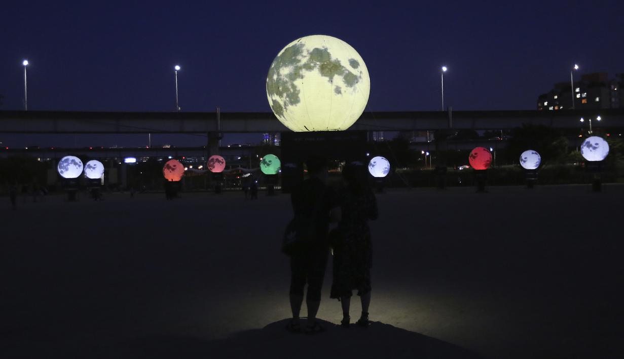 Foto Instalasi Bulan Purnama Penyemangat Di Tengah Wabah Covid 19 Global Liputan6 Com instalasi bulan purnama penyemangat di