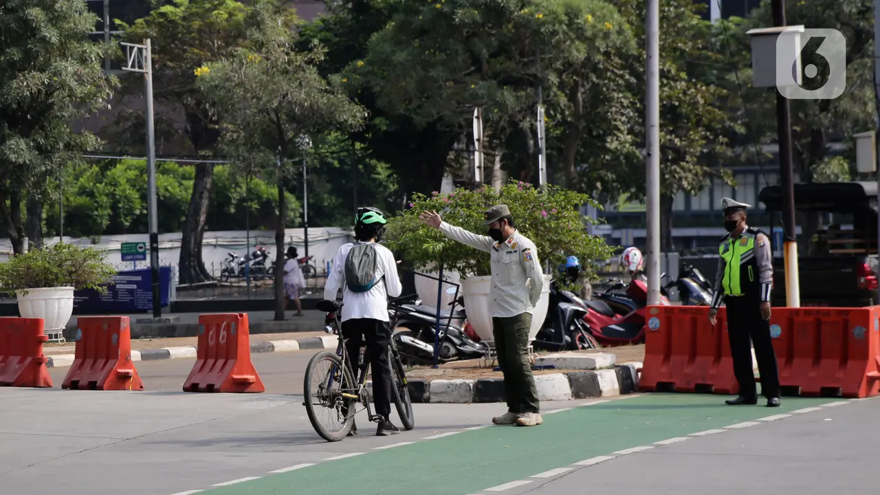 Petugas Putar Balik Pesepeda yang Ingin Melintasi Thamrin-Sudirman