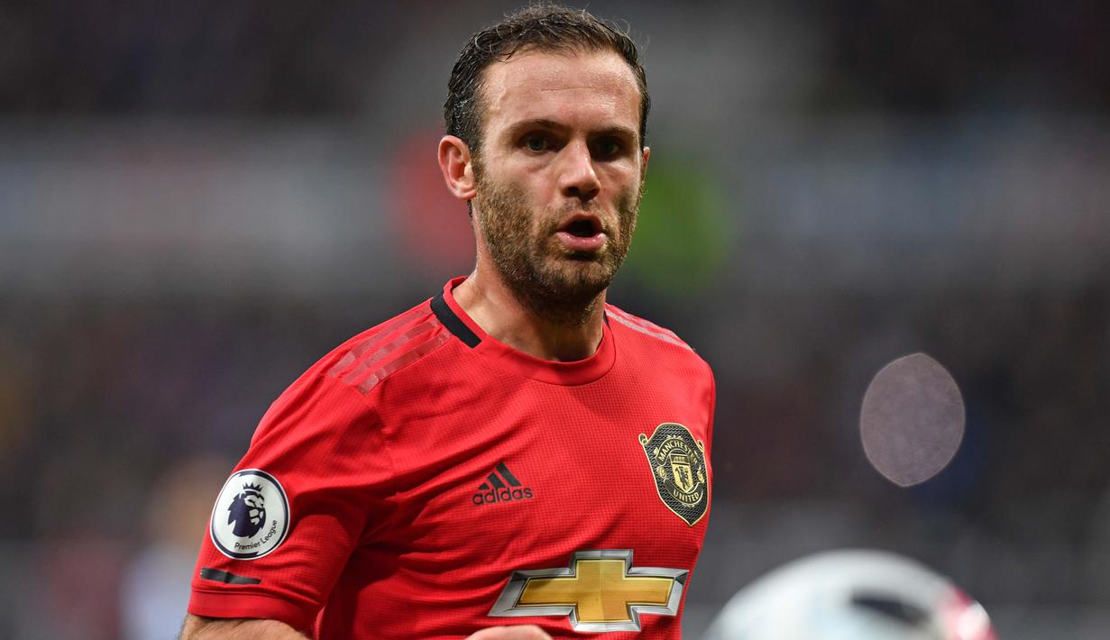 4. Juan Mata - Pemain veteran Setan Merah ini masuk dalam daftar buruan AC Milan. Pelatih anyar, Stefano Pioli merasa bahwa timnya sangat miskin kreativitas sehingga ia meminta manajemen Milan mencarikan playmaker baru. (AFP/Paul Ellis)