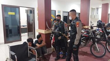 Tim Perintis Presisi Polres Metro Depok saat mengamankan tiga remaja membawa senjata tajam untuk melakukan tawuran di Jalan Raya   Kartini, Kecamatan Pancoran Mas, Kota Depok (Liputan6.com/Dicky Agung Prihanto)