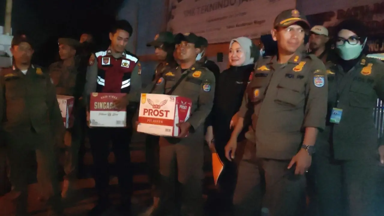 Satpol PP Kota Depok melakukan penertiban miras di wilayah Kota Depok.