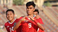 Timnas Indonesia U-22 memetik kemenangan kedua di ajang SEA Games 2023 setelah menghancurkan Myanmar dengan skor telak 5-0 dalam laga yang digelar di Olympic Stadium, Phnom Penh, Kamboja, Kamis (4/5/2023). Kelima gol tim asuhan Indra Sjafri dicetak melalui brace Ramadhan Sananta (29' dan 59') dan masing-masing satu gol dari Marselino Ferdinan (19'), Fajar Fathur Rahman (73') dan Titan Agung Fawwazi (87'). Dengan hasil ini Tim Garuda Muda sementara memimpin klasemen sementara Grup A dengan 6 poin, menggusur Kamboja yang baru mengoleksi 4 poin. (Bola.com/Abdul Aziz)