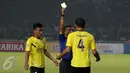 Wasit Prasetyo Hadi memberi kartu kuning buat bek Semen Padang, Handi Ramdhan saat laga Torabika Soccer Championship presented by IM3 Ooredoo kontra Persija di Stadion GBK, Jakarta, Minggu (8/5/2016). Persija unggul 1-0. (Liputan6.com/Helmi Fithriansyah)