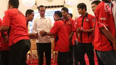 Para sopir truk berebut bersalaman dengan Presiden Joko Widodo (Jokowi) saat melakukan audiensi di Istana Negara, Jakarta, Selasa (8/5). Presiden Jokowi menerima 70 perwakilan sopir truk se-Indonesia di Istana. (Liputan6.com/Angga Yuniar)