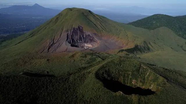 Gunung Empung di SUlawesi Utara bersebelahan dengan Gunung Lokon