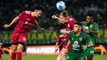 Kyohei Yoshino dan Radovan Pankov dari Persija Jakarta berduel dengan Jefferson dan Yann Kevin Mabella dari Persebaya Surabaya dalam situasi bola mati pada laga Grup B Piala Presiden 2026 di Stadion Gelora Bung Tomo, Surabaya, Minggu (26/7/2026) malam. Persebaya berhasil memenangi pertandingan dengan skor 1-0 berkat gol bunuh diri Pankov pada menit ke-64. (Bola.com/Wahyu Pratama)