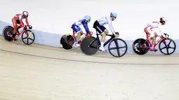 Pesepeda Indonesia, Angga Dwi Wahyu (kiri), memacu kecepatan pada nomor scratch race junior putra saat Asian Track Championship 2019 di Jakarta International Veledrome, Jakarta, Kamis (10/1). Angga berhasil meraih emas. (Bola.com/Yoppy Renato)