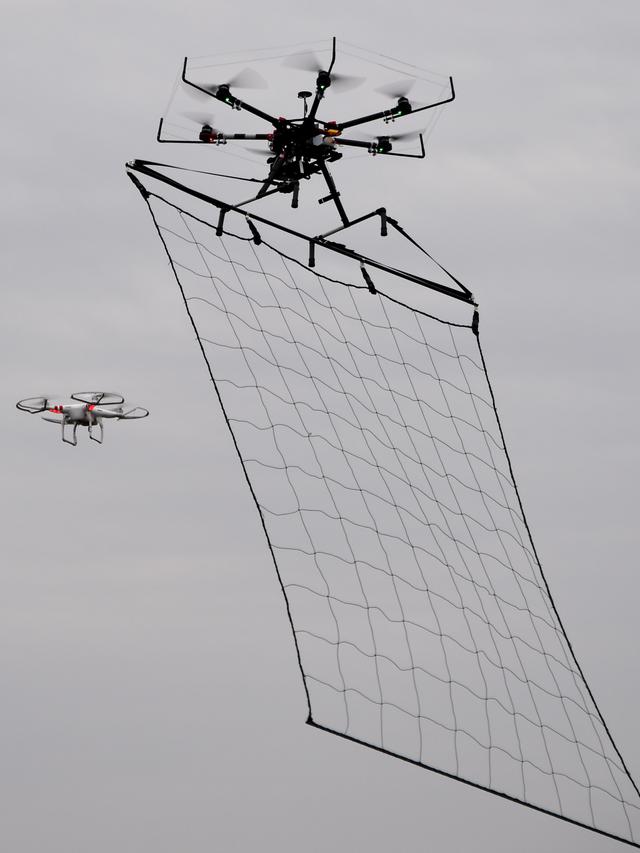 20160117-Keren, Elite Polisi Jepang Latihan Anti Teror Menggunakan Drone-Tokyo