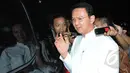 Ahok menjawab pertanyaan wartawan usai keluar dari gedung KPK, Jakarta, Jumat (27/2/2015). Kedatangan Ahok untuk melaporkan temuan dana siluman di Pemerintah Provinsi DKI. (Liputan6.com/Herman Zakharia)