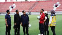 Ketua pnitia penyelenggara Piala Dunia U-20 2023 (LOC), Erick Thohir mengunjungi Stadion Kapten I Wayan Dipta, Gianyar. (PSSI).