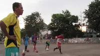 Yusuf Ekodono saat melatih PS Fajar di Surabaya (Bola.com/Zaidan Nazarul)