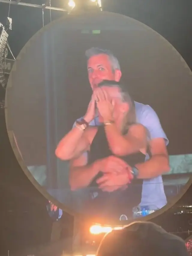 Pasangan viral dalam konser Coldplay. (via X)