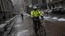 Pengendara sepeda melintasi Financial District saat badai salju di New York City (7/3). Badai salju kedua yang melanda New York dalam waktu seminggu ini diperkirakan akan membawa angin kencang. (Drew Angerer/Getty Images/AFP)