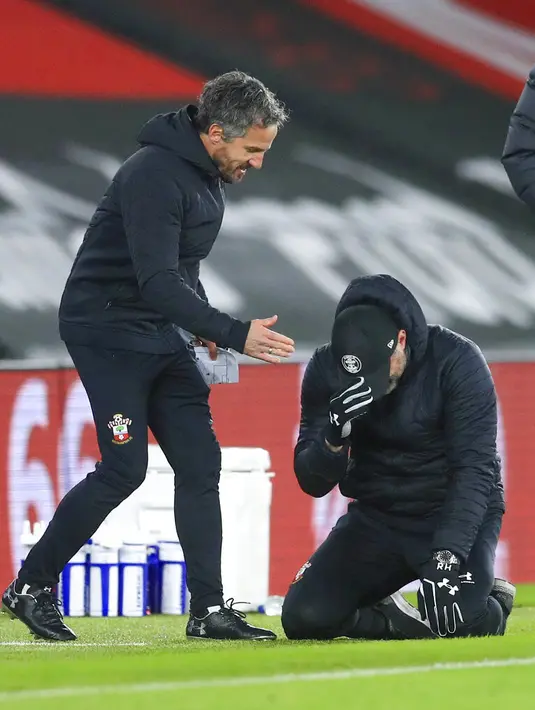 Manajer Southampton Ralph Hasenhuettl (kanan) bereaksi setelah pertandingan Liga Inggris antara Southampton dan Liverpool di St Mary's Stadium, Southampton, Inggris, Senin (4/1/2021). Southampton menang 1-0 atas Liverpool. (AP Photo/Adam Davy,Pool)